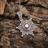 Collier met stervormige hanger van zilver en robijn