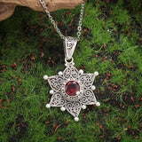 Collier met stervormige hanger van zilver en robijn