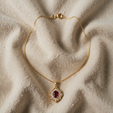 Ketting met bloempendant in goud en robijn