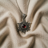 Collier met stervormige hanger van zilver en robijn
