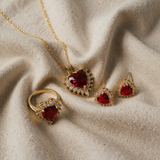 Set van Gouden en Robijnen Sieraden in Hartvorm