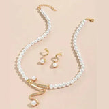 Set van een ketting en oorbellen met natuurlijke parels