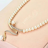 Set van een ketting en oorbellen met natuurlijke parels