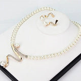 Ensemble van een ketting en oorbellen met natuurlijke parels