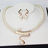 Ensemble van een ketting en oorbellen met natuurlijke parels