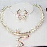 Ensemble van een ketting en oorbellen met natuurlijke parels