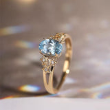 Exclusieve gouden ring met blauwe kristal