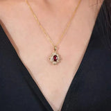 Ketting met bloempendant in goud en robijn