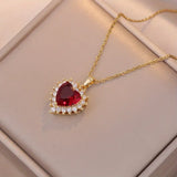 Set van Gouden en Robijnen Sieraden in Hartvorm