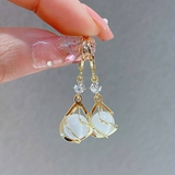 Gouden Hangende Oorbellen met Witte Opal