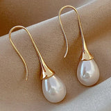 Classic earrings with Helena pearls