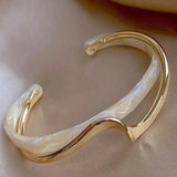 Elegante gouden armband met witte opaal